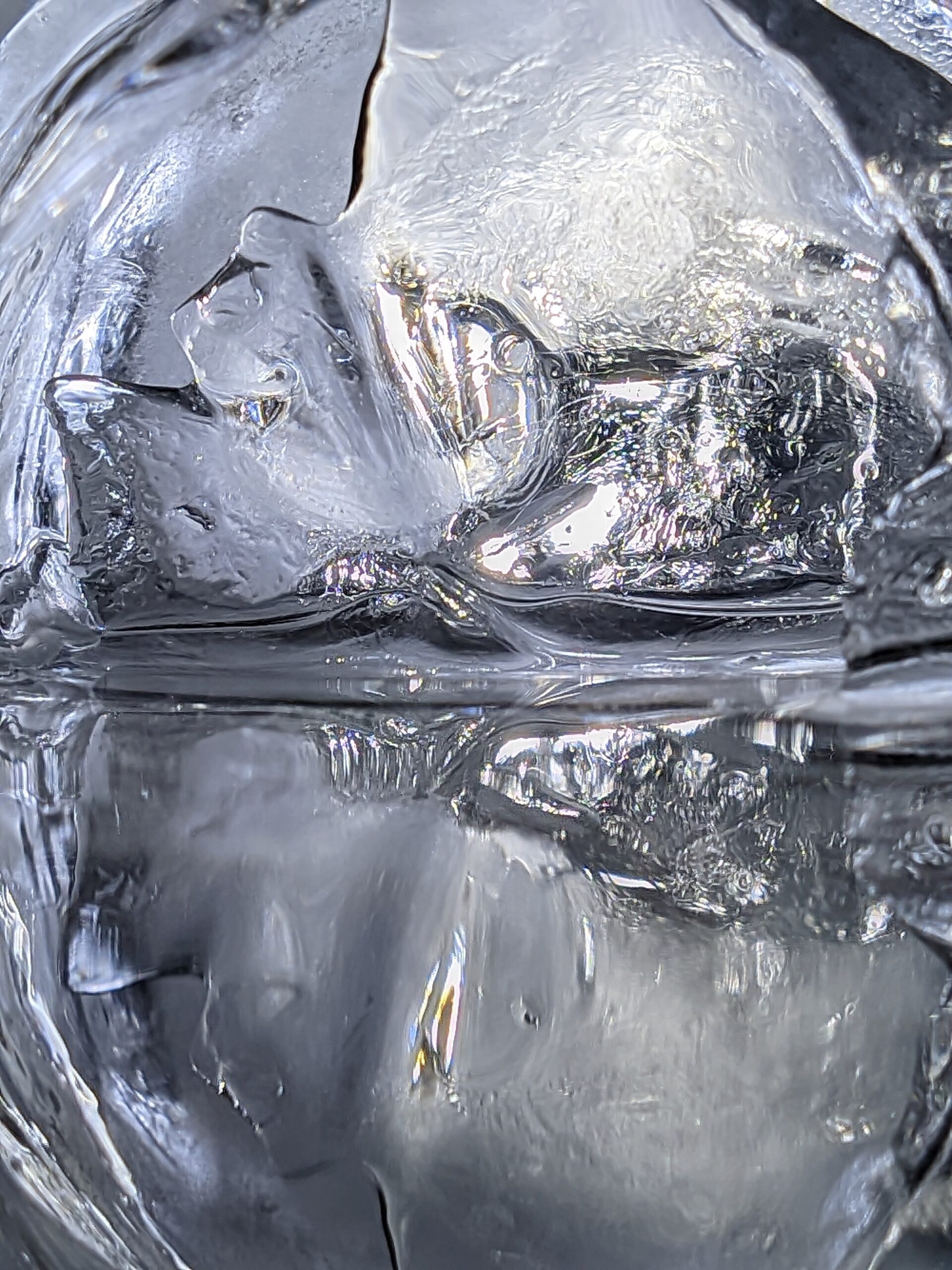 運動中の水分補給をイメージできる冷たい水のボトル