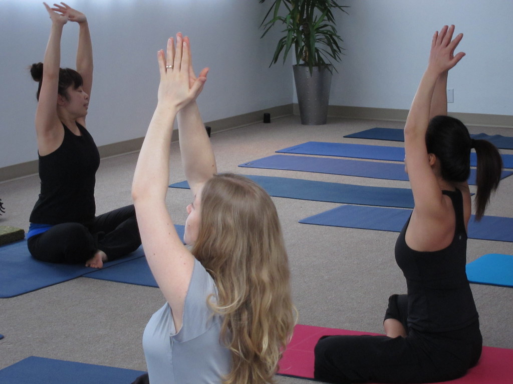 骨盤の傾きを確認しながら仰向けで姿勢を整えるレッスン風景