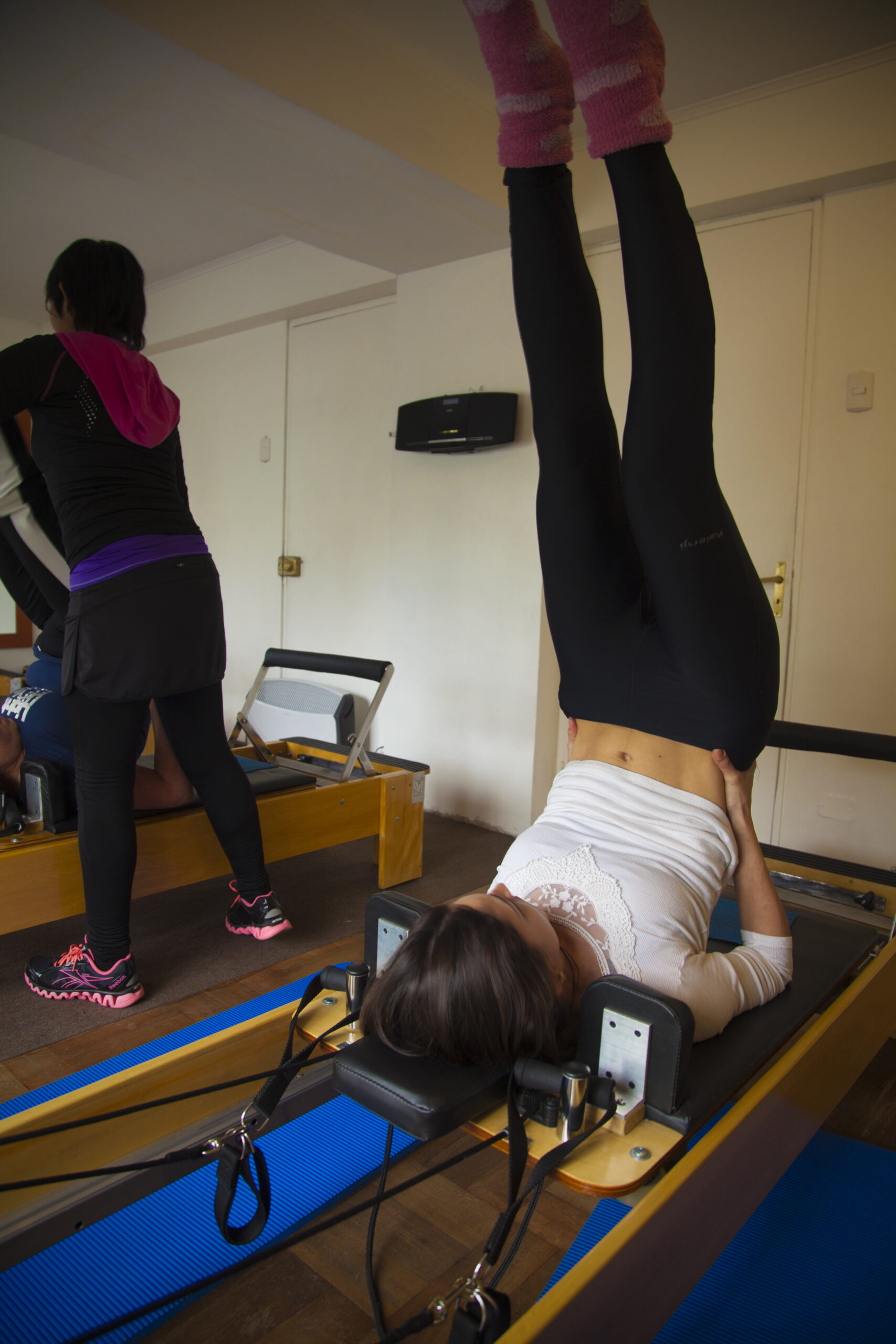 マット上で姿勢を意識したピラティスセッションを行う参加者