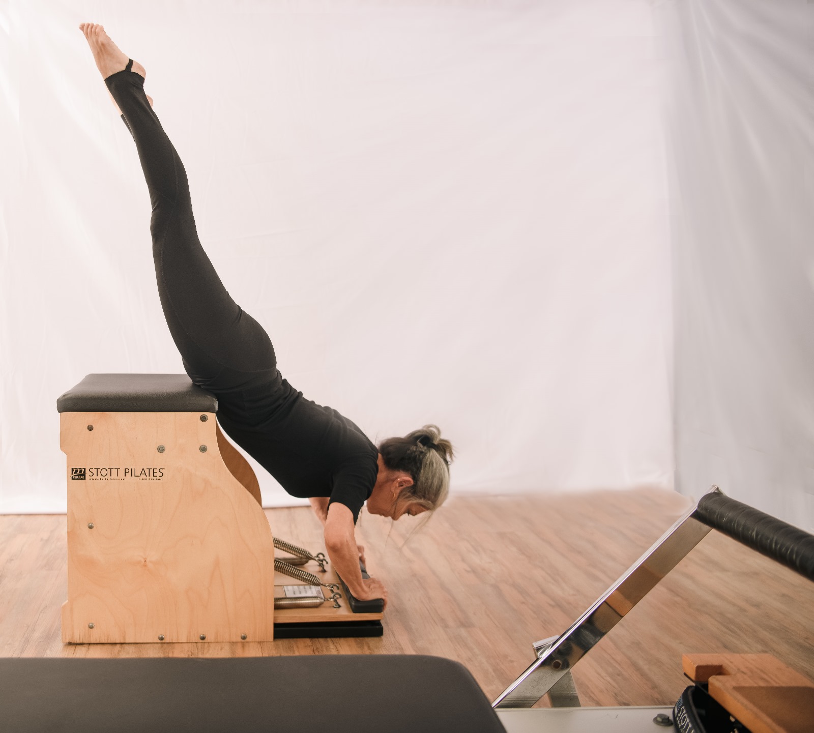 ピラティスチェアで体幹コントロールを練習するイメージ